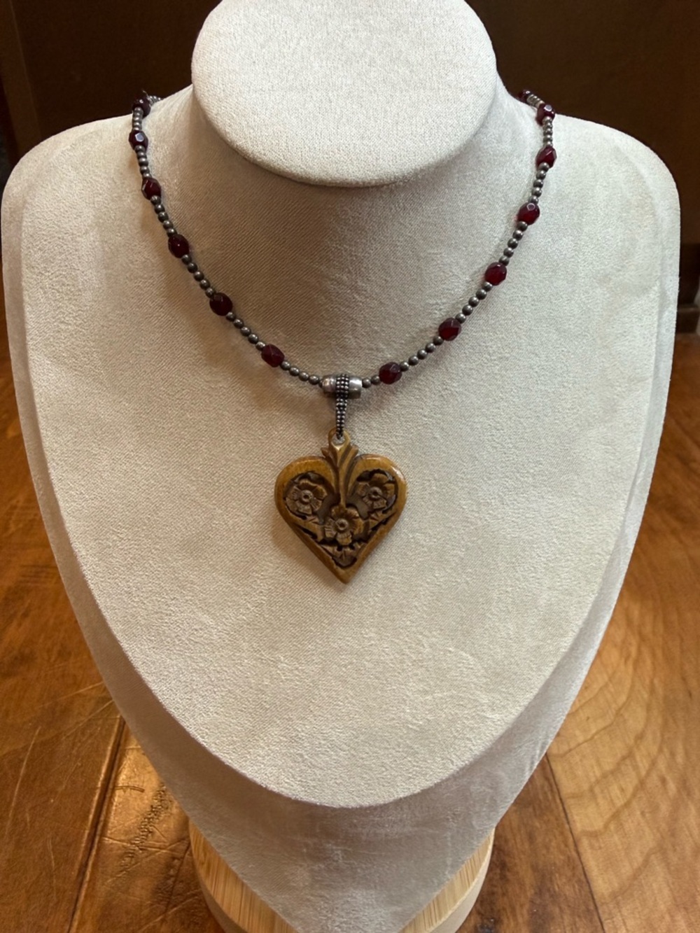 Y2K Nine West Wood Carved Heart Necklace Boho Beaded Pendant ♥️